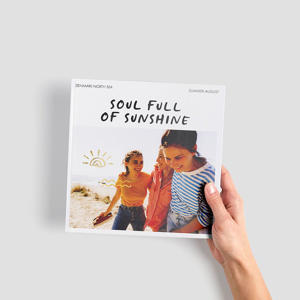 Een mooi ontworpen fotoboek met vakantieherinneringen. De omslag toont een zonnig strand met "Soul Full of Sunshine".