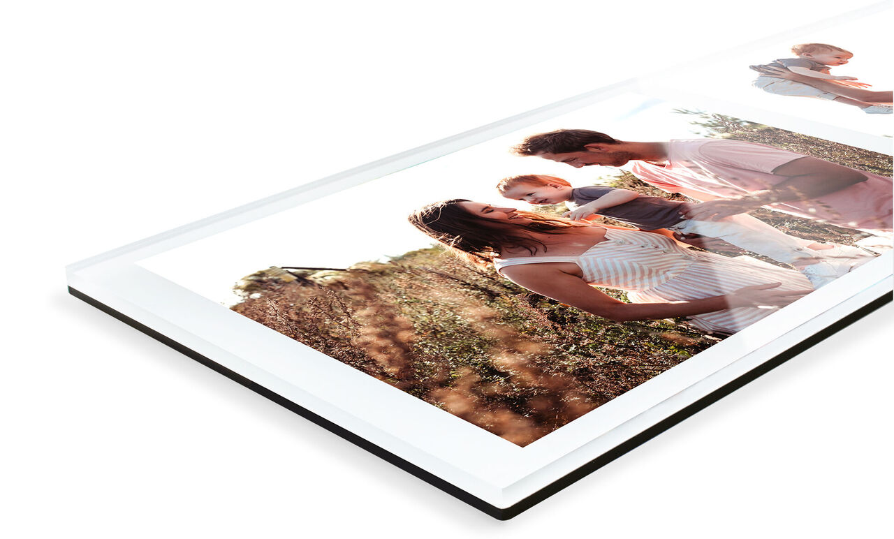 Twee mensen buiten kijken blij naar een open fotokalender met herinneringsfoto's.