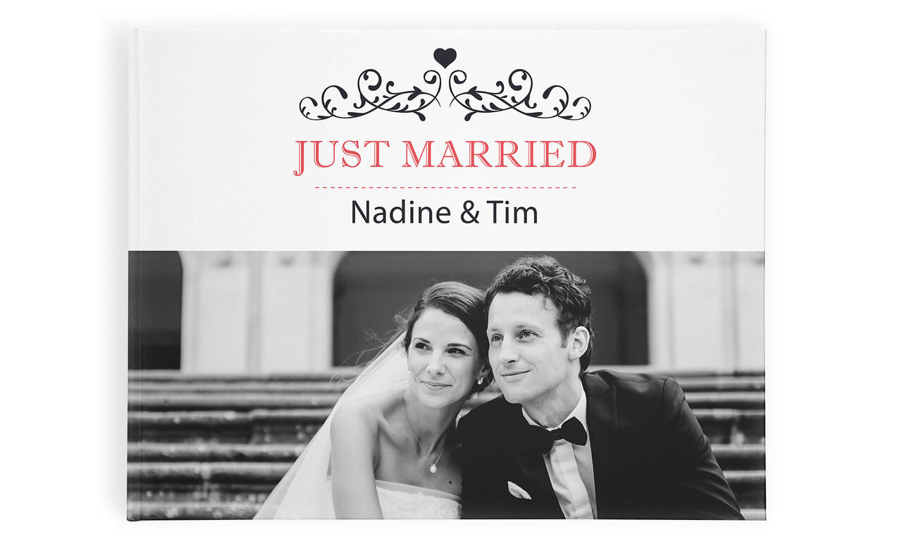 Bruid en bruidegom zitten glimlachend op een trap en kussen. CEWE Fotoboek met de titel 'JUST MARRIED'.