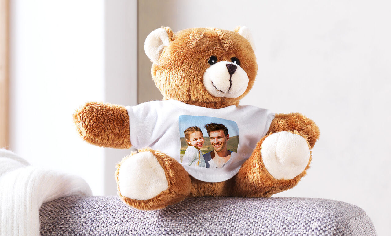 Een knusse teddybeer met een gepersonaliseerd T-shirt met een foto erop