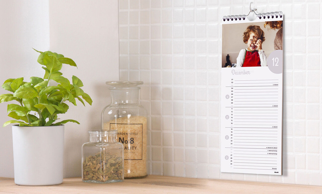 Maandkalender met foto en notitielijnen, gedecoreerd met een plant voor helderheid en organisatie.