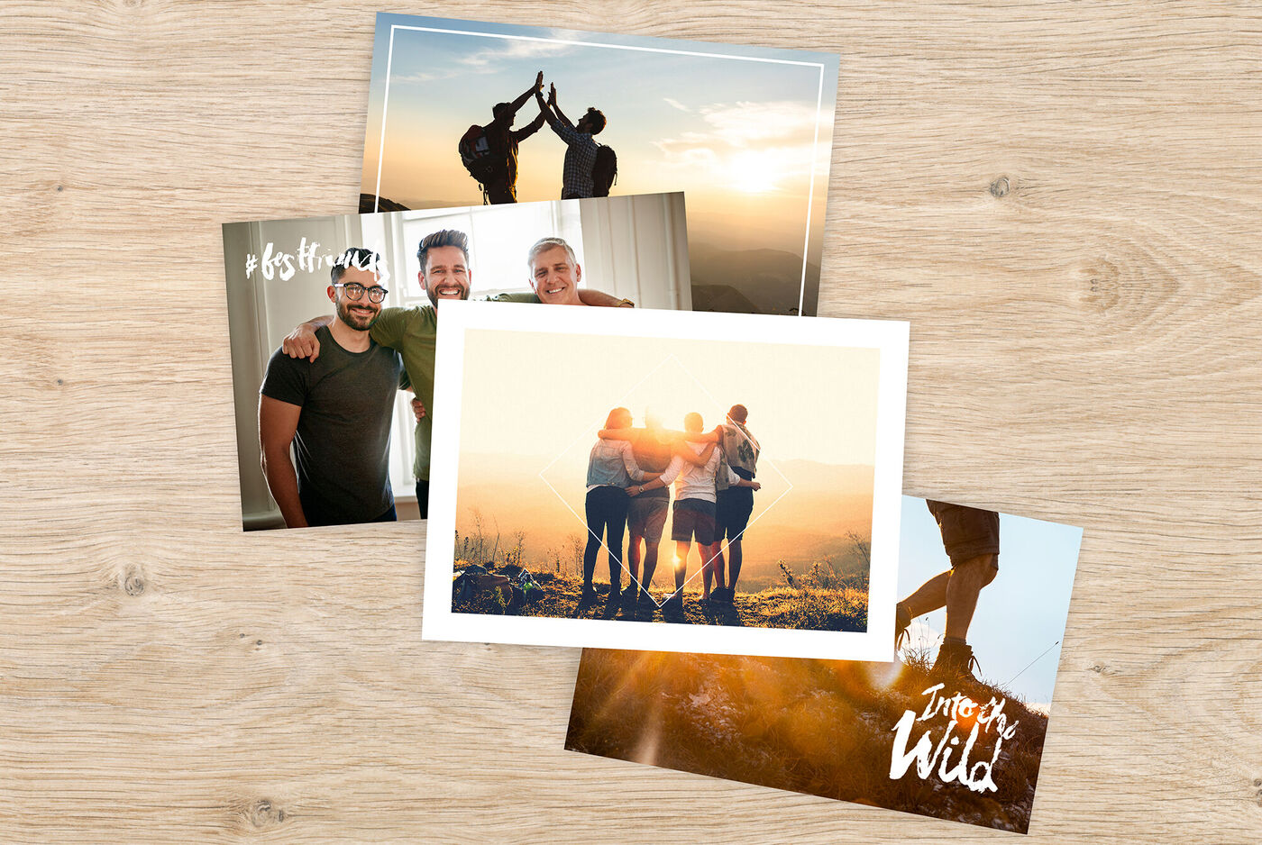 Losse fotoafdrukken met zonnige buitenscènes liggen verspreid op tafel
