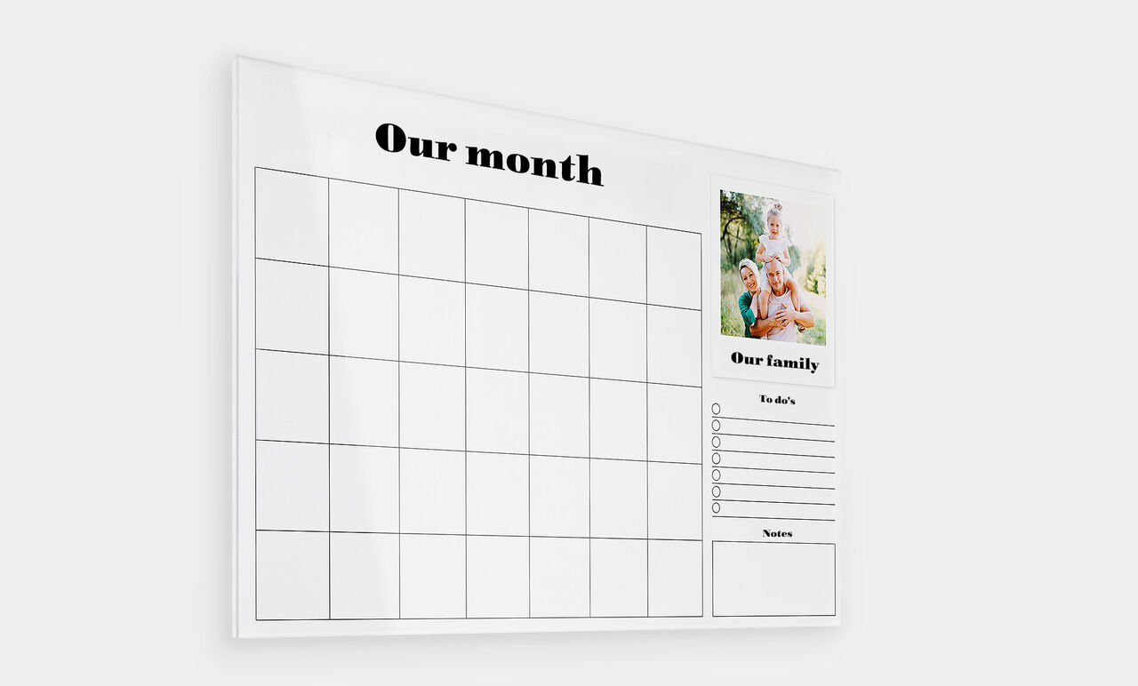 Een creatieve wandkalender met ruimte voor persoonlijke foto's en notities.