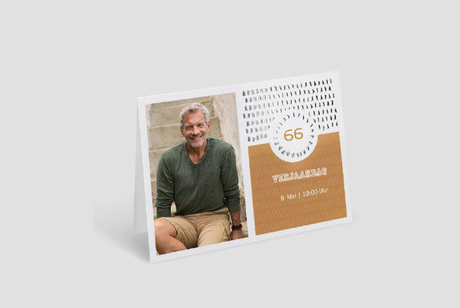 Een stijlvolle wenskaart voor een speciale gelegenheid met mooi ontwerp en ruimte voor persoonlijke berichten