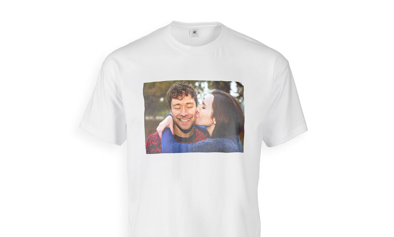 Een T-shirt met een vrolijke foto van een knuffelend stel aan de voorkant