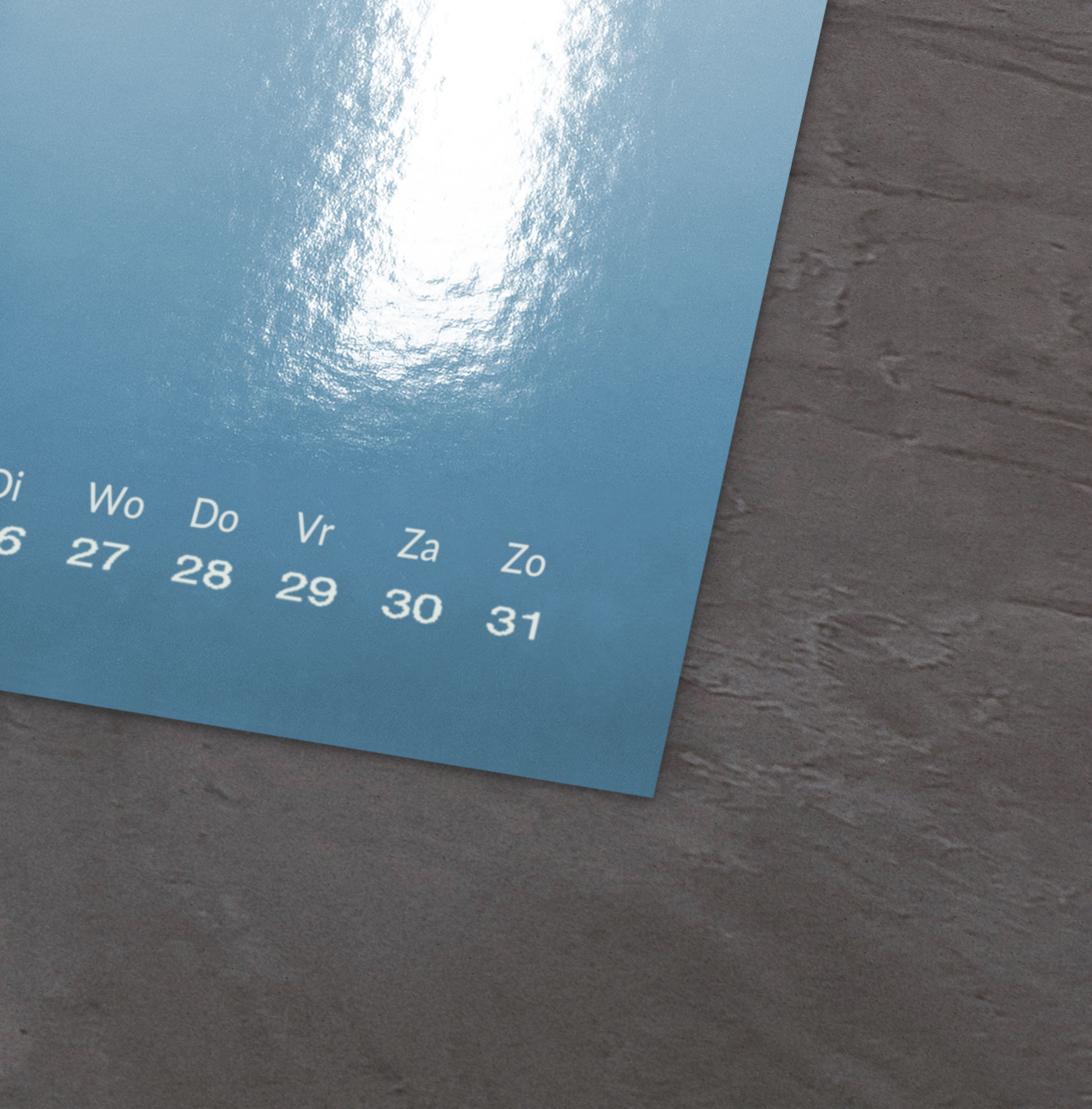 Kalenderblad in zachte blauwtinten met weekdagen en cijfers.