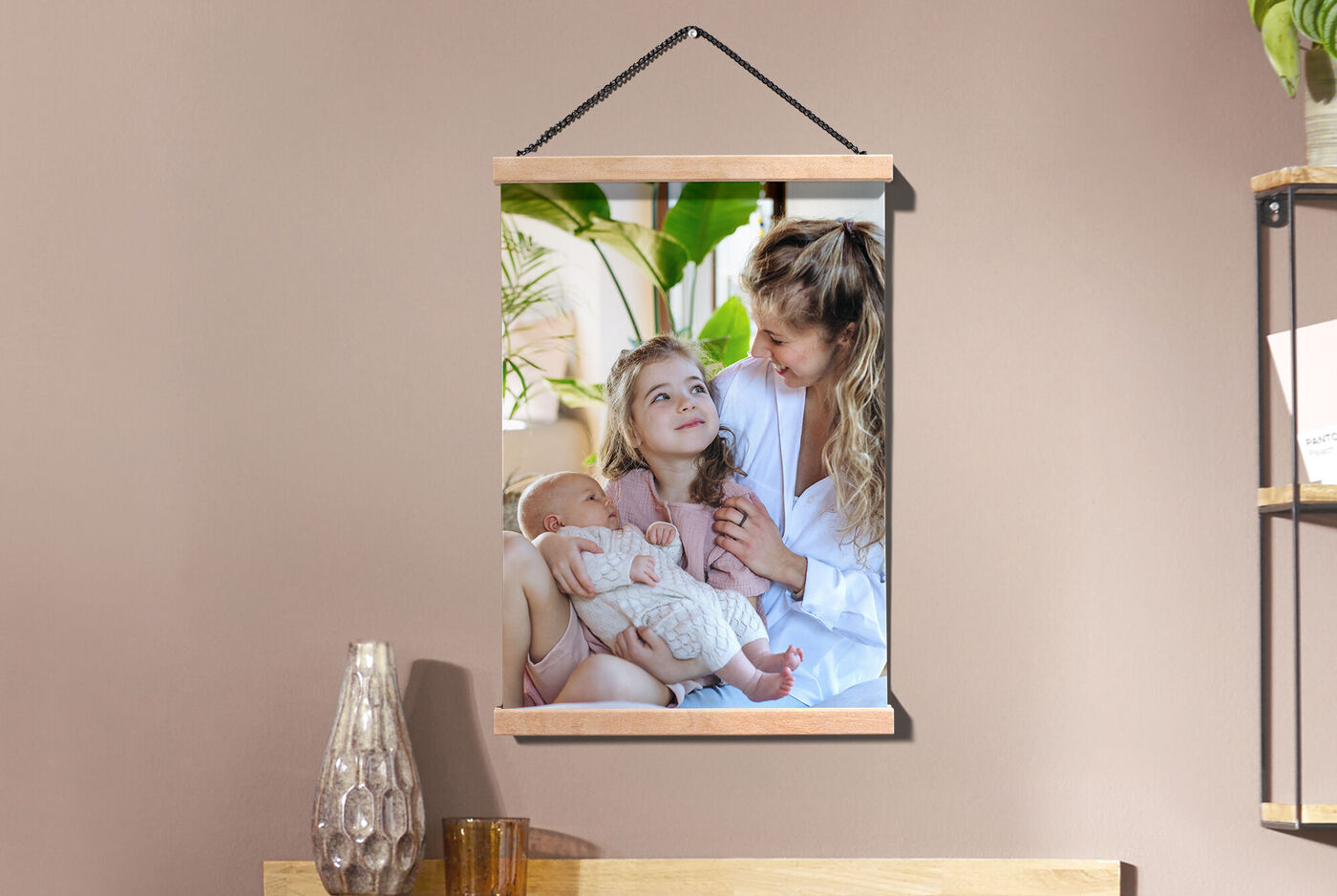 Een hangende poster toont een volwassene en twee kinderen samen