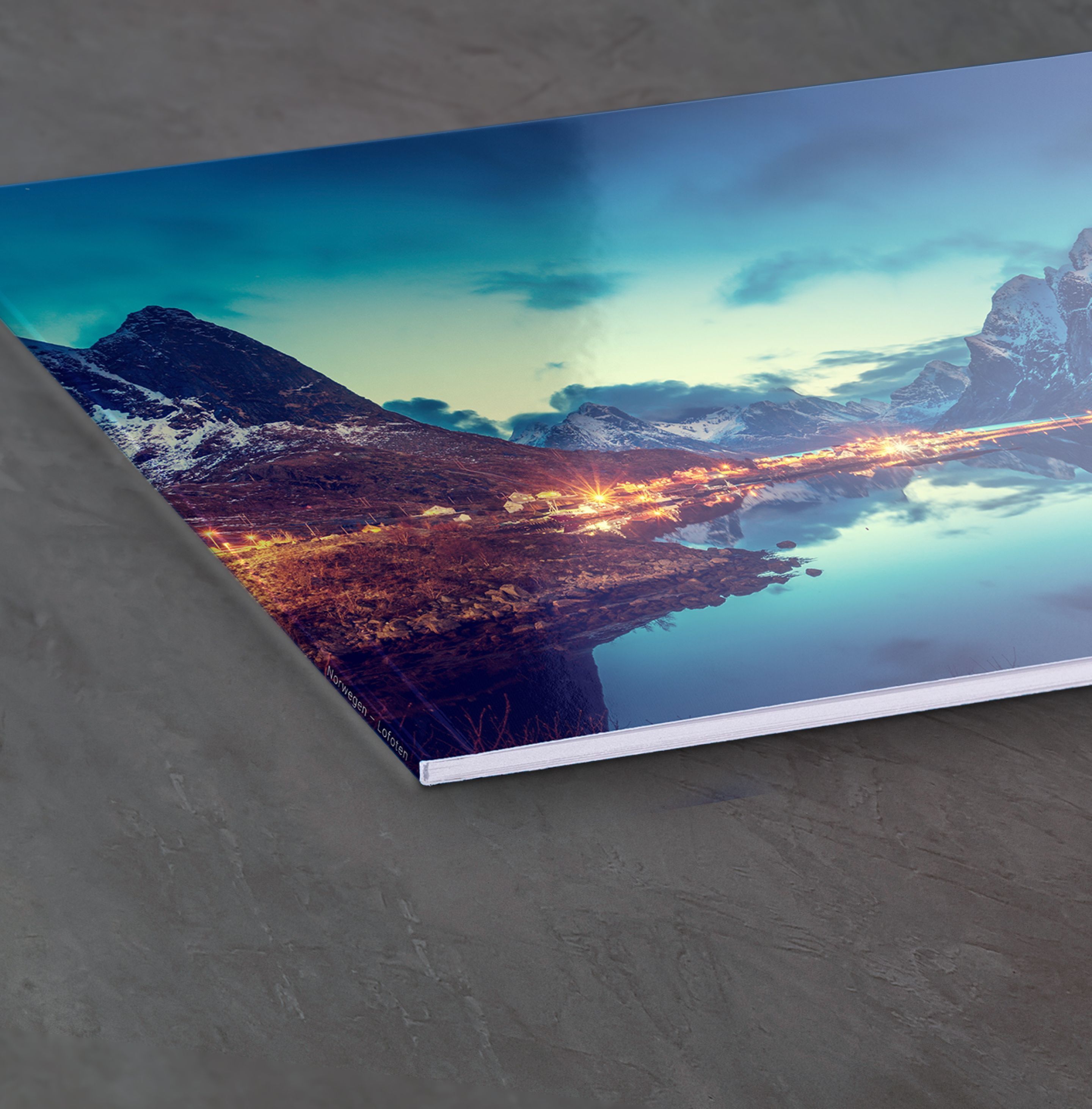 Fotoboek met prachtig landschap dat schittert in nachtelijk licht.