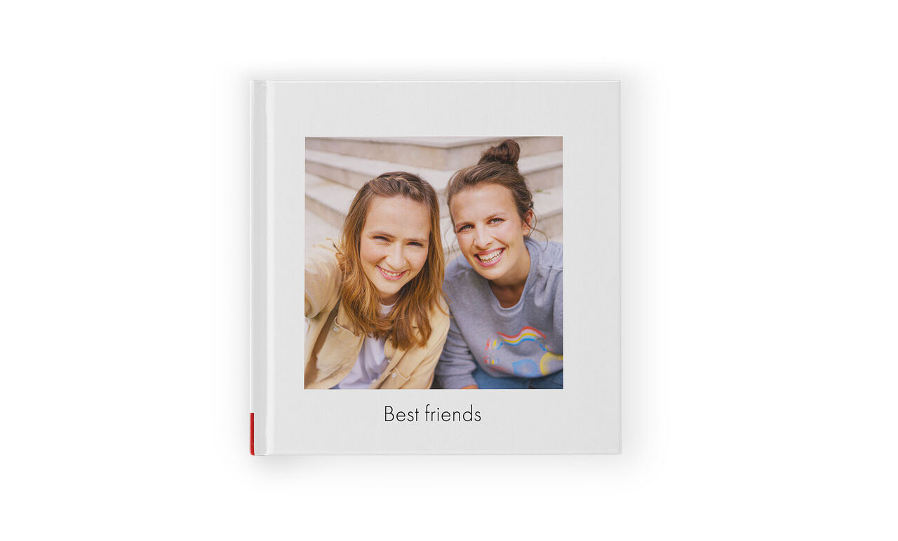 Vriendinnen poseren vrolijk voor een foto in het CEWE FOTBOEK.