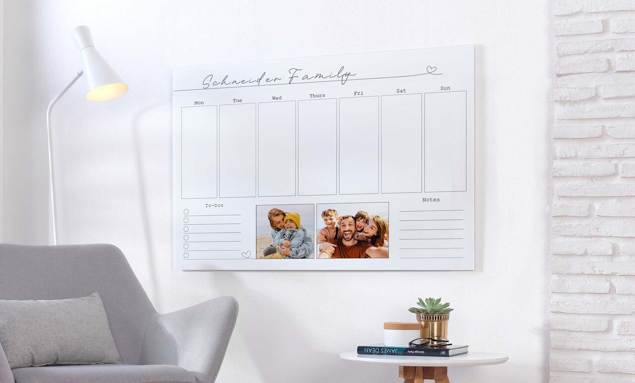 Gezinskalender met foto's van gezamenlijke momenten, prachtig vormgegeven.