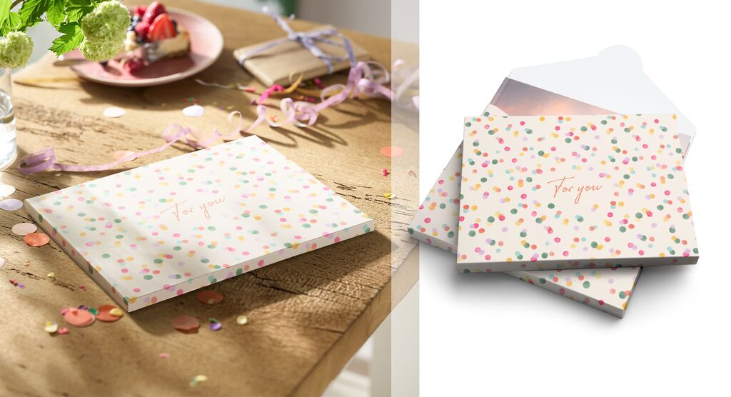 Twee vrolijke wenskaarten met kleurrijke stippen op een houten tafel, versierd met confetti.