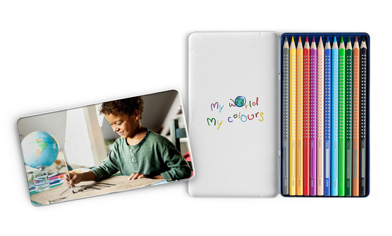 Een kind tekent met kleurpotloden. Rechts zijn stiften en een notitieboek met de tekst 'my world my colours'.