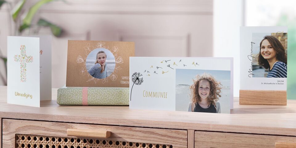 Ontwerp van gepersonaliseerde fotoproducten op tafel.