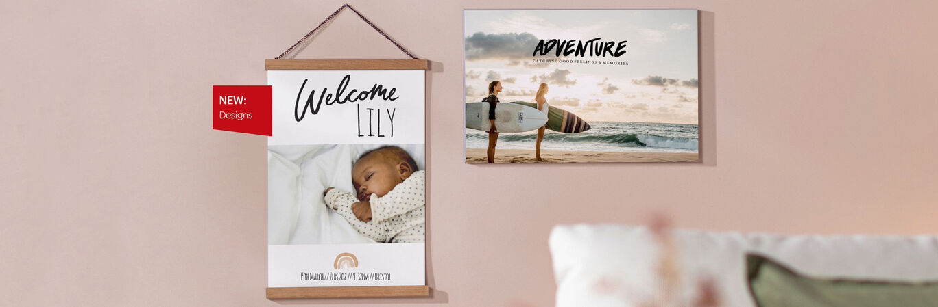 Een knusse baby gewikkeld in een deken, met een welkomstbord, terwijl een stranddecoratie met surfers op de achtergrond te zien is.