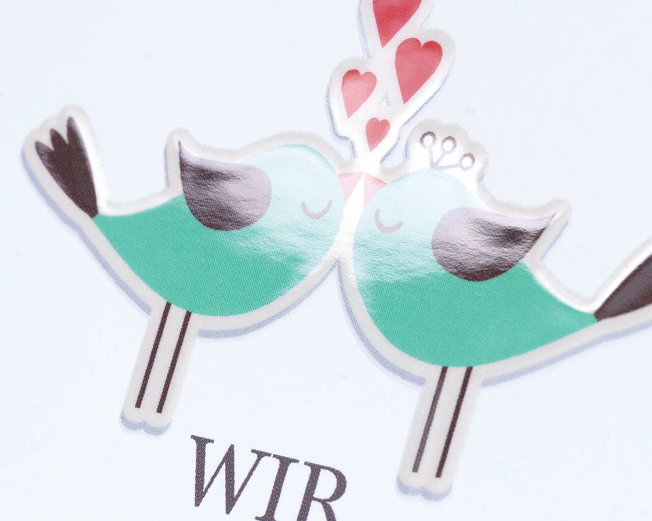 Twee groene vogels kussen met hartjes erboven, vrolijk en liefdevol.
