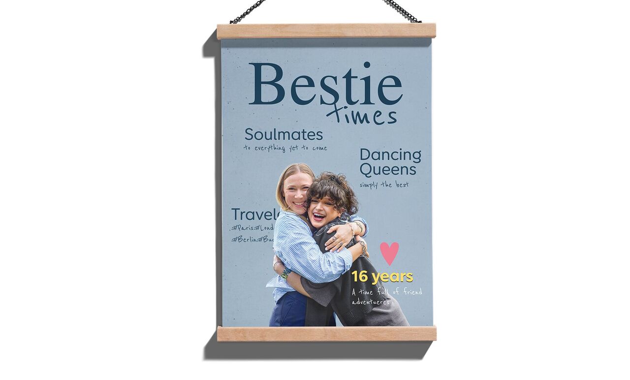 CEWE poster met een foto van twee mensen die elkaar omhelzen en teksten als ‘Bestie times’, ‘Soulmates’ en ‘16 years’