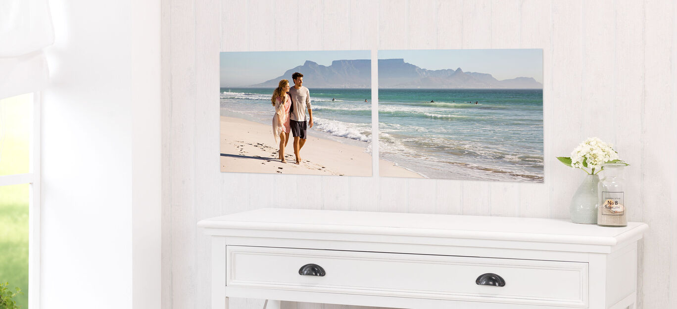 Vrolijk stel tijdens een romantische strandwandeling.