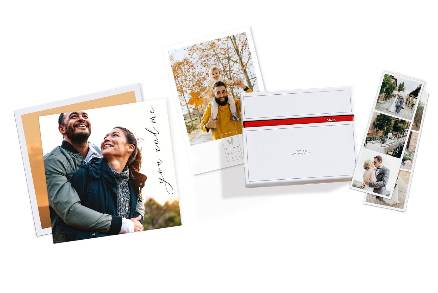 Twee persoonlijke fotokaarten en een CEWE fotoboek staan op een witte tafel. De kaarten tonen liefdevolle herinneringen buiten.