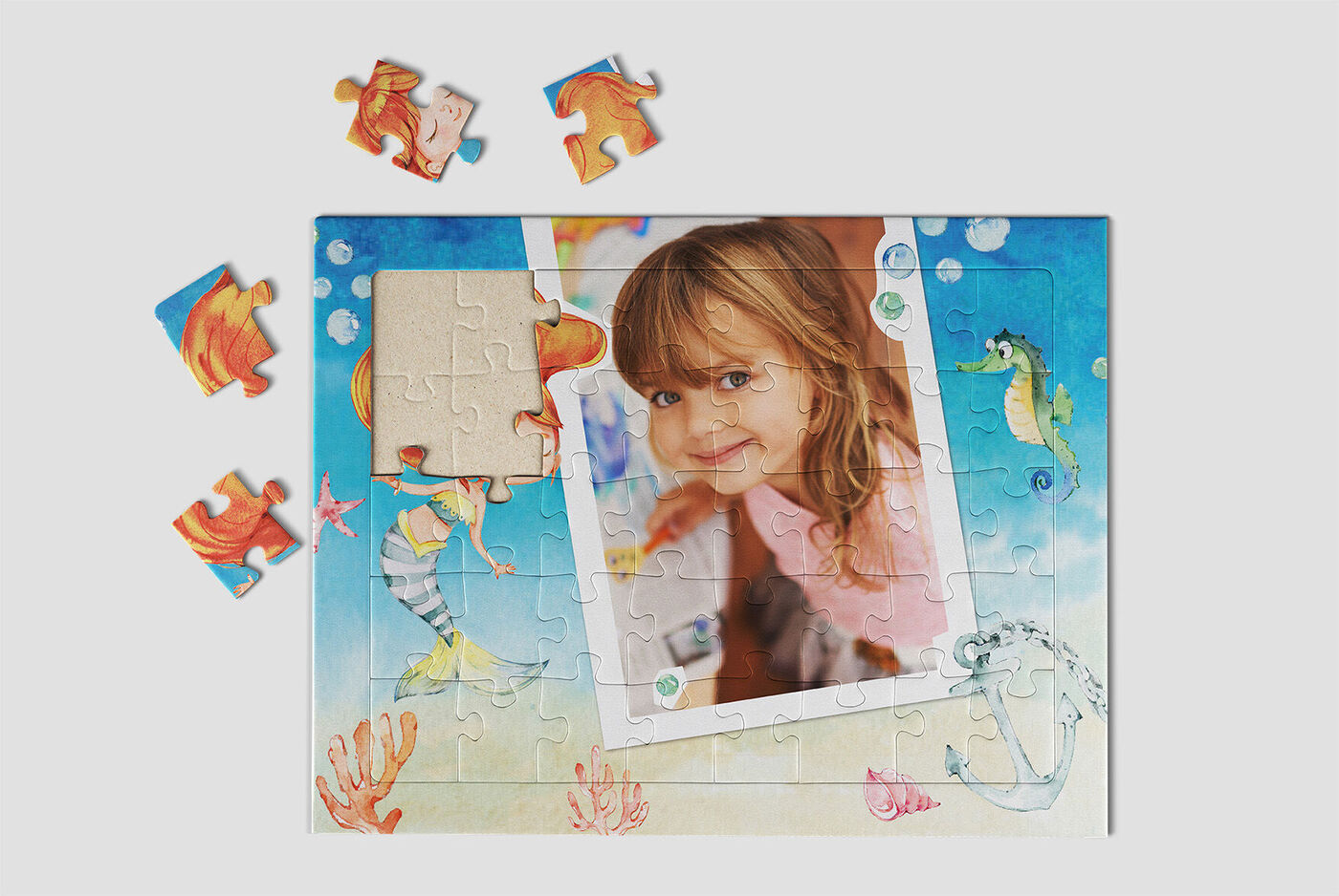 Voltooide puzzel met maritieme motieven en een ontbrekend stuk, enkele puzzelstukken liggen naast het puzzel