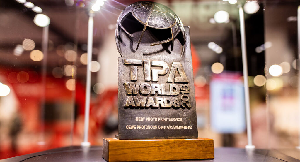 Trofee voor de TIPA World Award 2023 op een tafel.