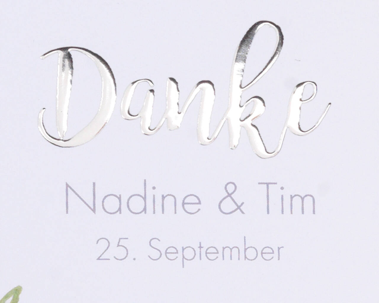 Elegante bedankkaart van Nadine en Tim voor hun bruiloft, met zilveren "Dank u" in sierletters