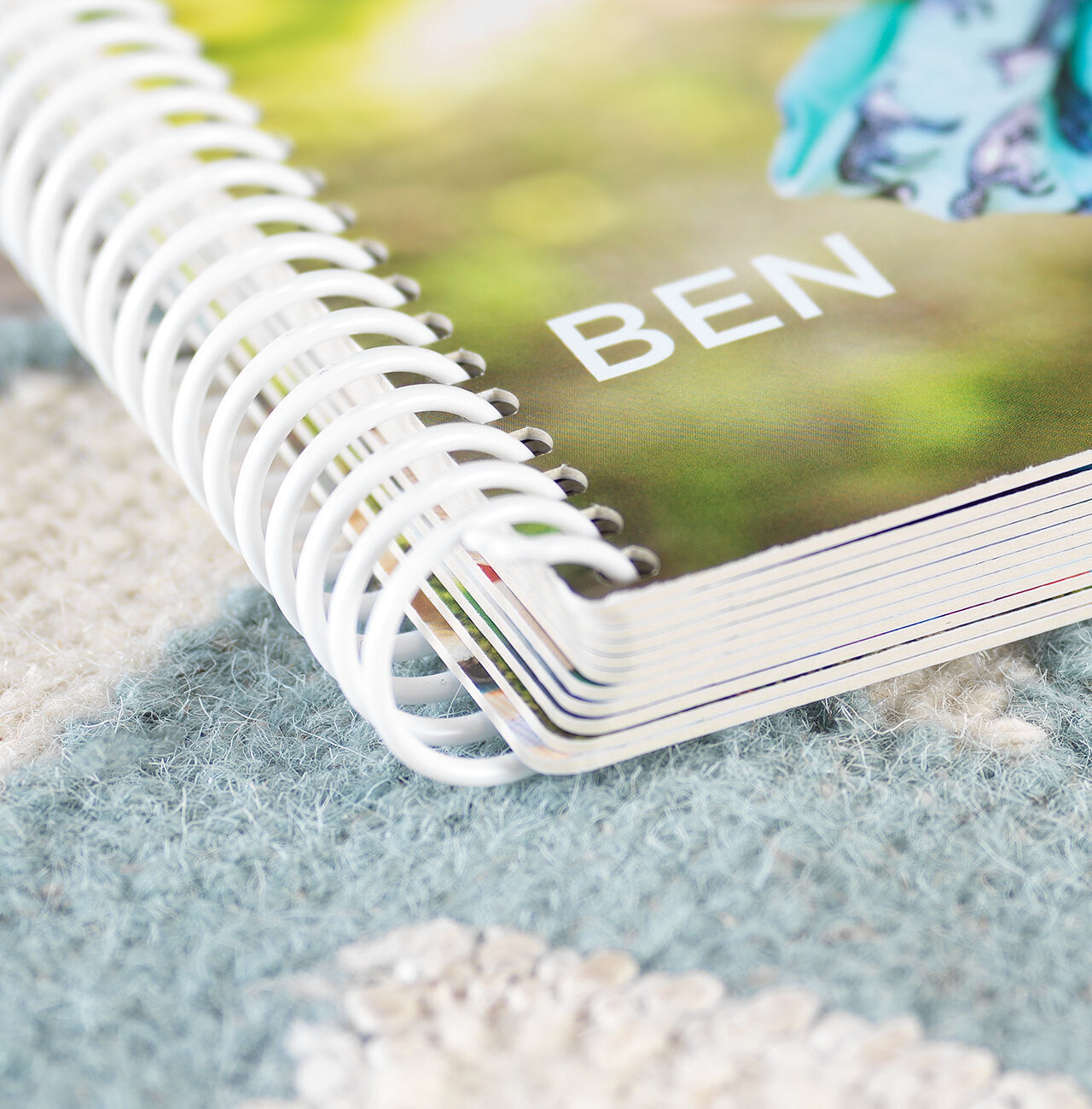 Close-up van een CEWE FOTOVOEK met een naam op de cover