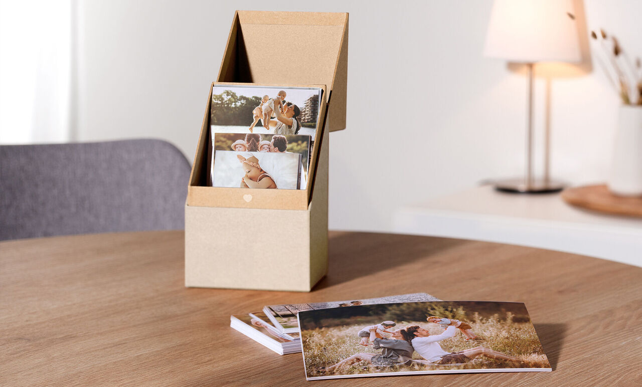 Mooi versierde doos met persoonlijke foto’s op houten tafel.