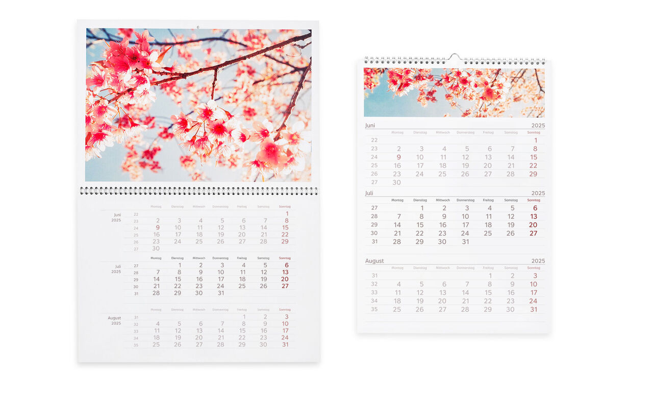 Een CEWE Fotokalender met prachtige kersenbloesems en kalenderpagina's.