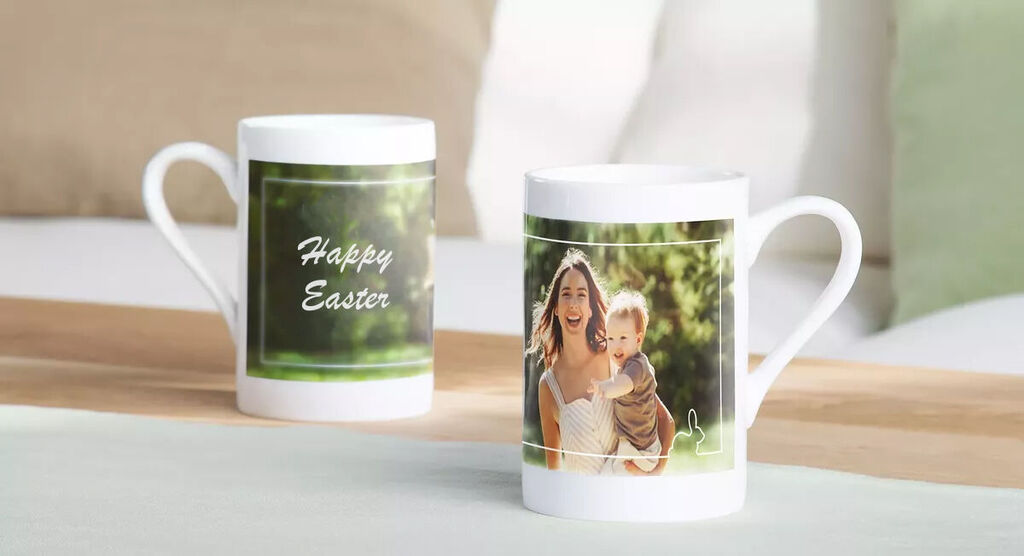 Witte mokken met vrolijke designs en een afbeelding van een lachende vrouw met een kind.