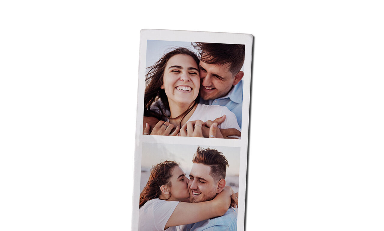 Een gelukkig stel omarmt elkaar liefdevol op het strand. De warme kleuren creëren een romantische sfeer en roepen mooie herinneringen op.