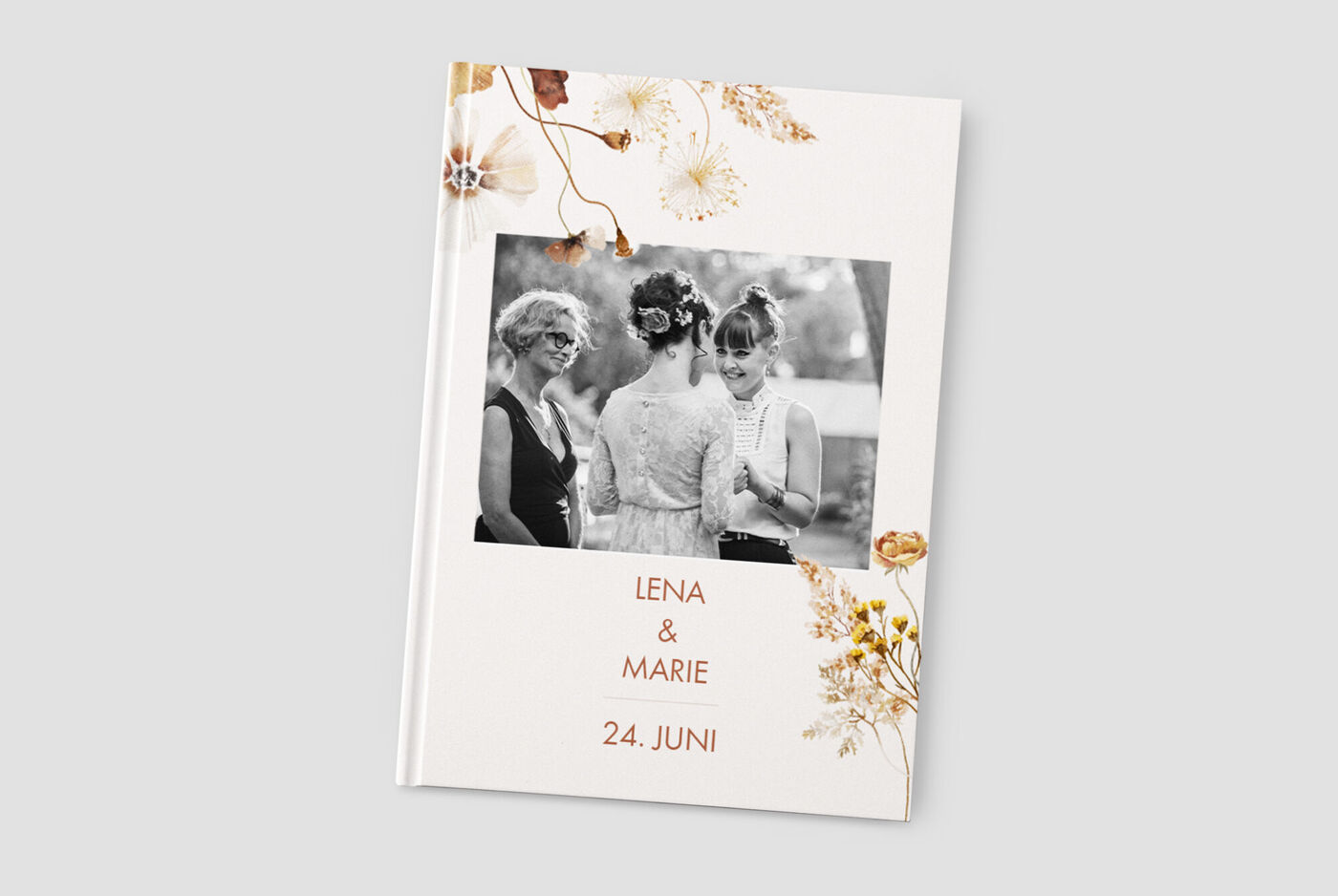 Elegant fotoboek met floraal ontwerp, toont twee vrouwen die praten.