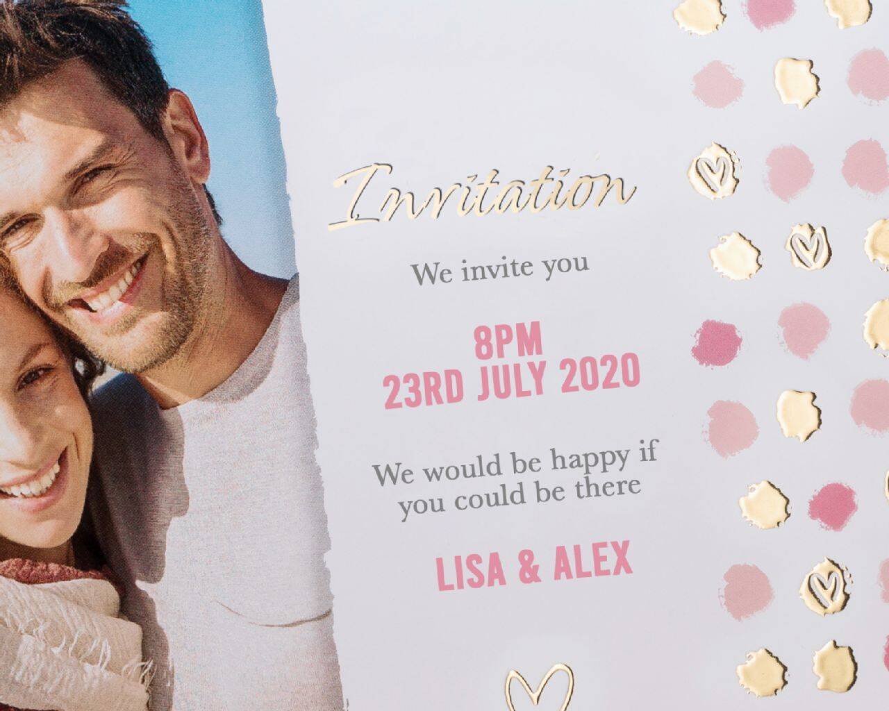Uitnodigingskaart met roze tinten en gouden accenten voor een evenement van Lisa en Alex