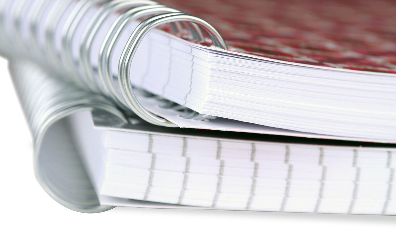 Close-up van kleurrijke notitieblokken met draadbinding