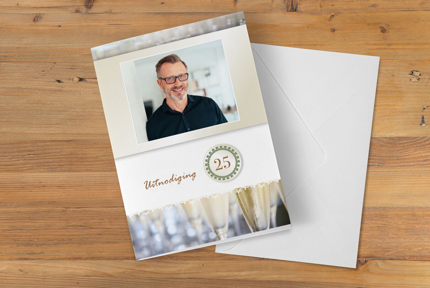 Een uitnodigende kaart voor 25-jarig jubileum, met champagneglazen en een feestelijk ontwerp.