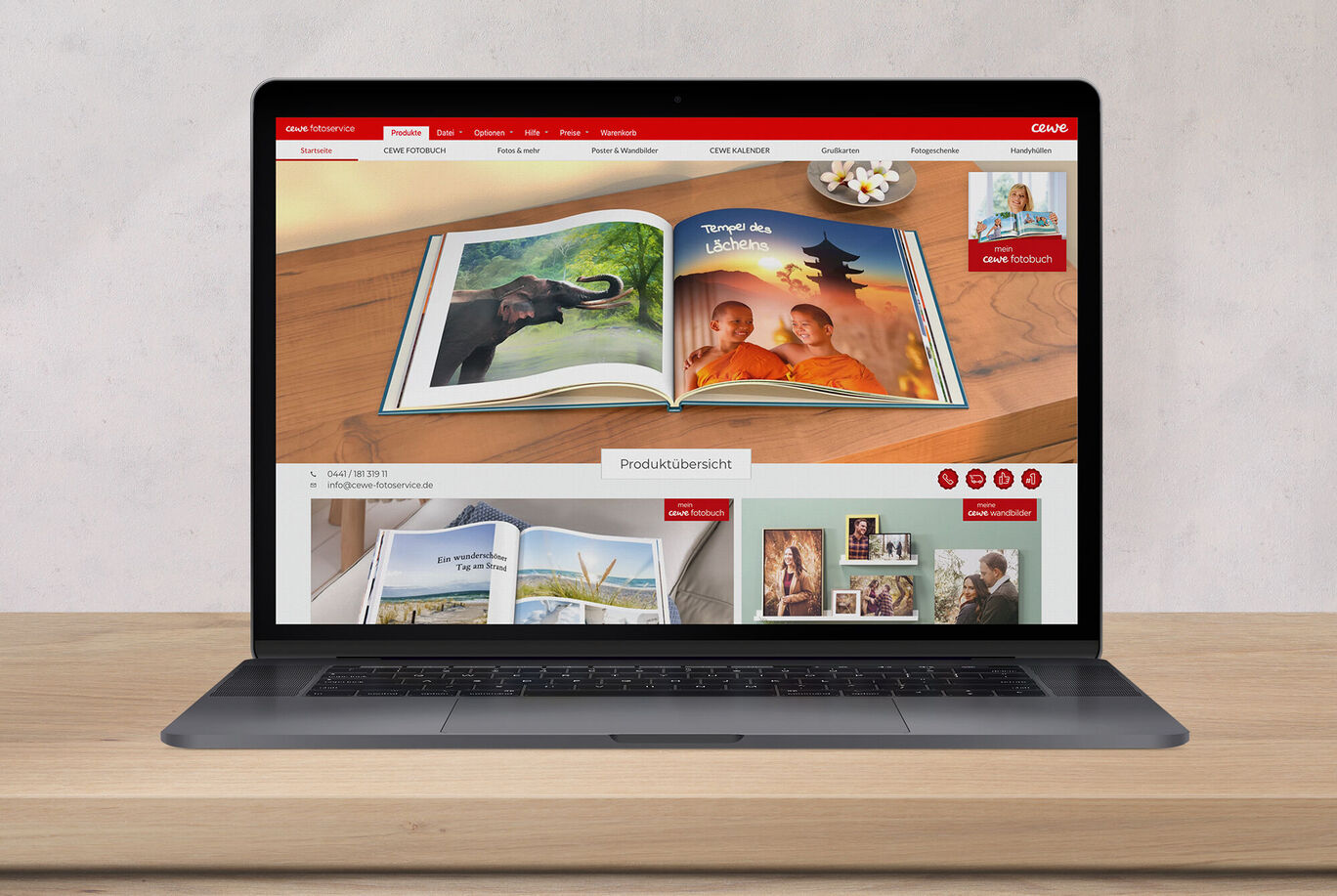 Laptop toont een CEWE Fotoboek-sjabloon met dieren en mensen.