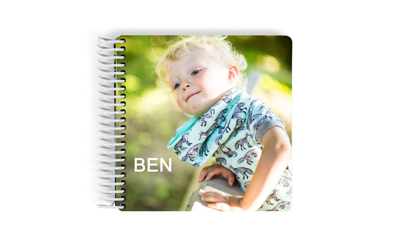 Een creatief fotoboek met de naam Ben op de omslag, dat mooie herinneringen vastlegt