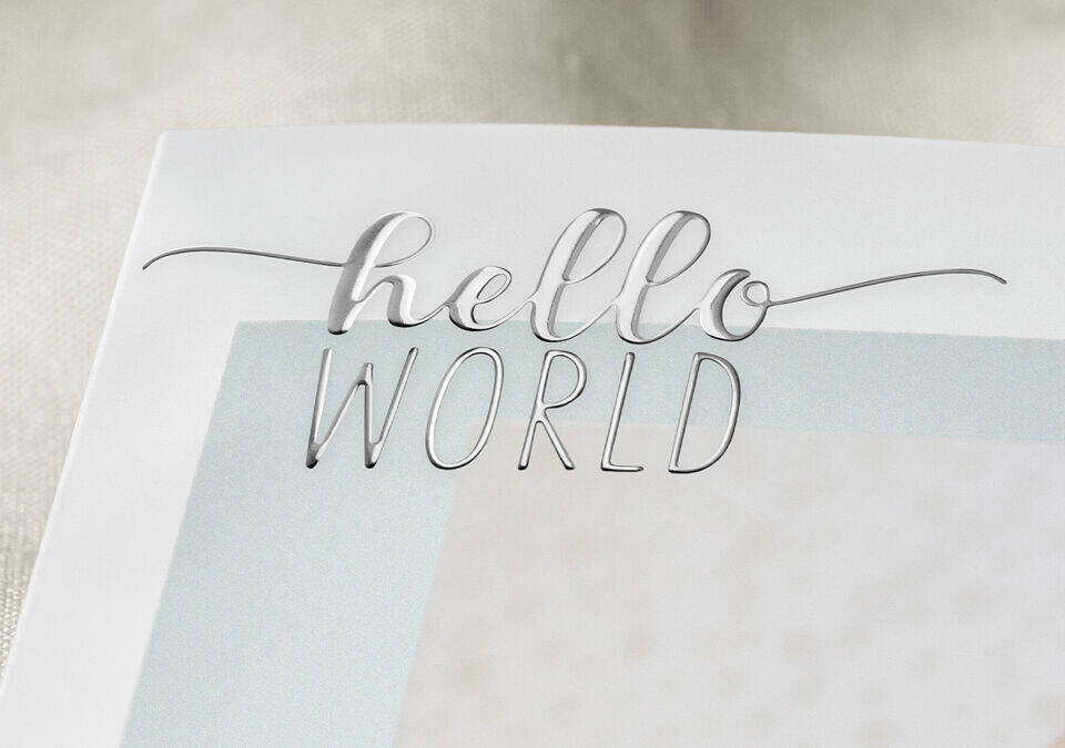 De woorden 'hello' en 'WORLD' in sierlijk schrift op een lichte achtergrond.