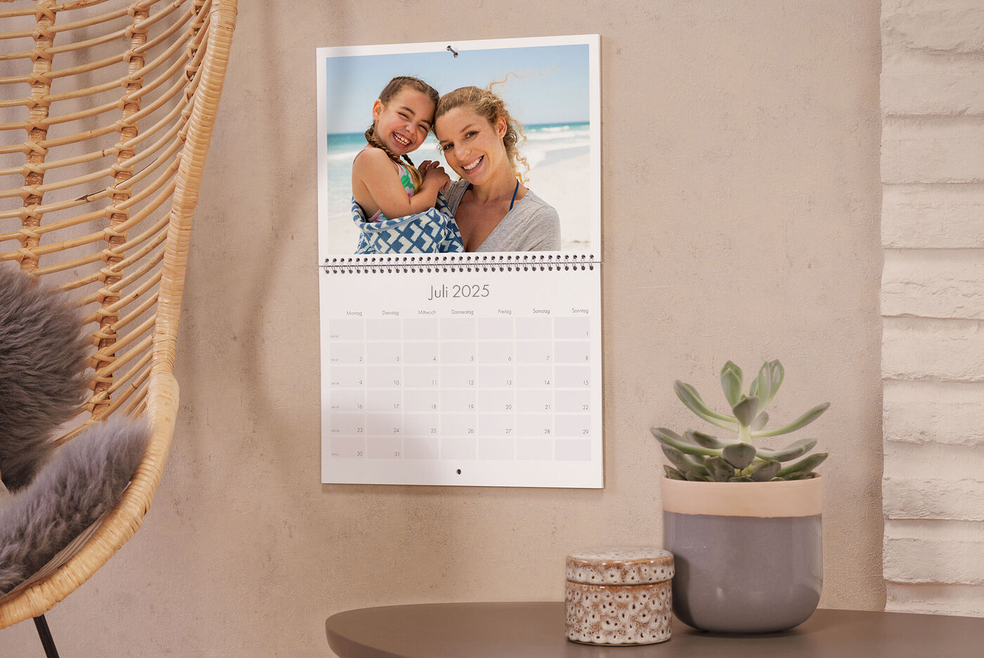 Originele afbeelding van een wandkalender met strandthema voor juli 2025