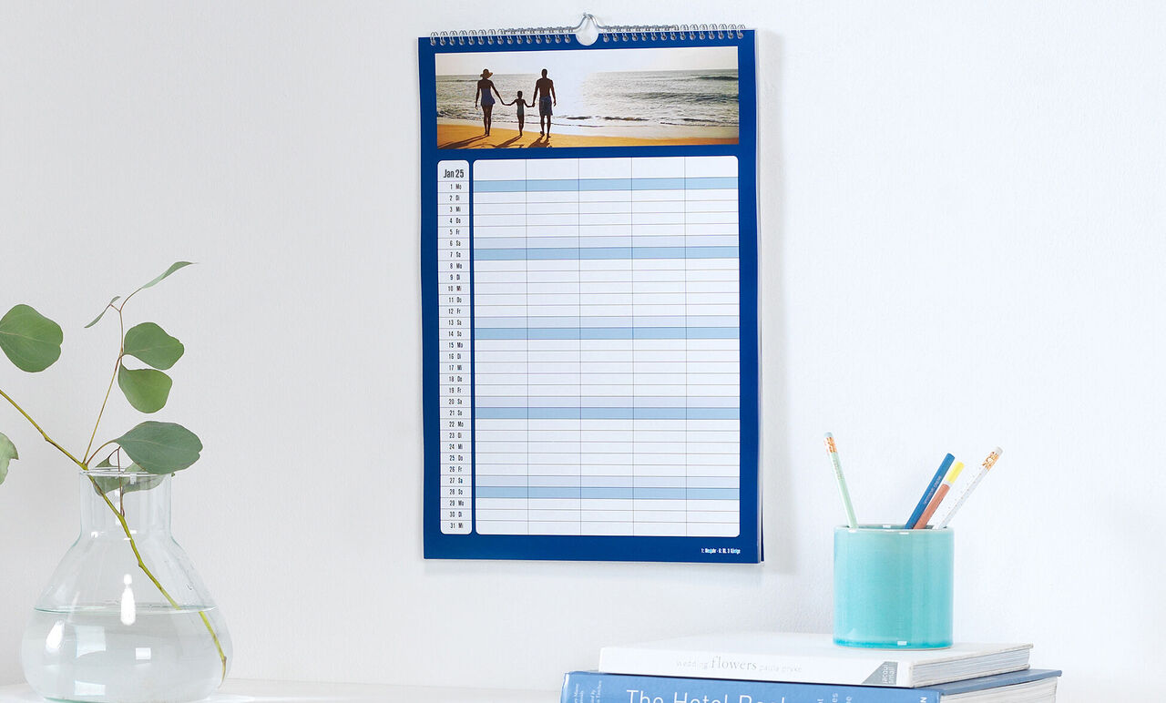 Wandkalender toont twee mensen die over het strand lopen, met ruimte voor afspraken.