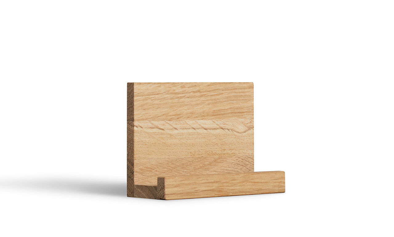 Een eenvoudige, elegante houten houder van eikenhout, ideaal voor foto’s of kleine kunstwerken.