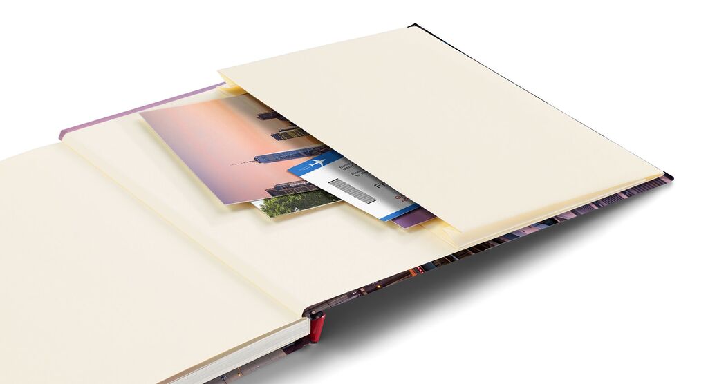 Een open CEWE FOTODOEK met lege pagina's en ingevoegde foto's en herinneringen