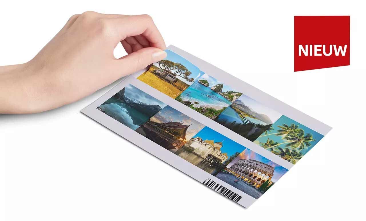 Een hand houdt een fotoproduct met diverse landschapsfoto's. Rechtsboven staat het woord 'NIEUW'.