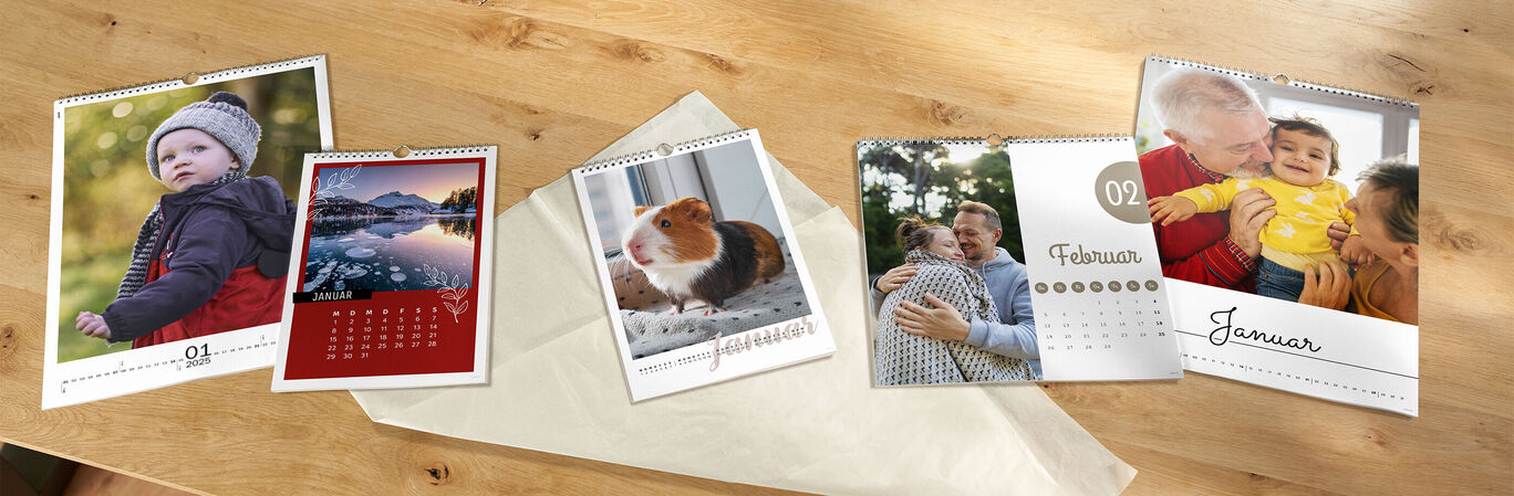 Een kalender met foto's van een vrolijke vakantie en liefdevolle momenten