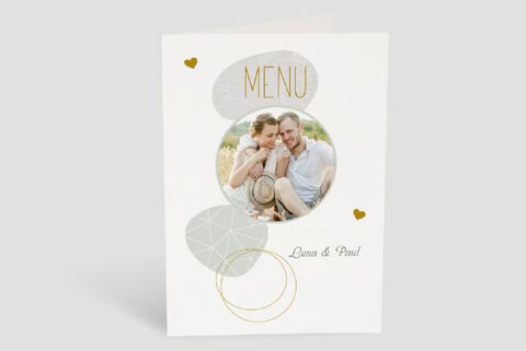 Een elegant menu voor een feest met ‘Lena & Paul’ op een feestelijke kaart, met foto en decoratieve elementen.