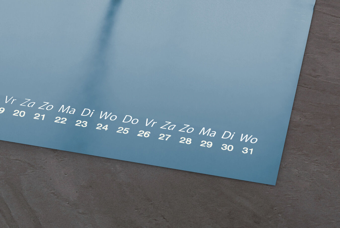 Een elegante fotokalender met blauwe accenten die maandagen toont