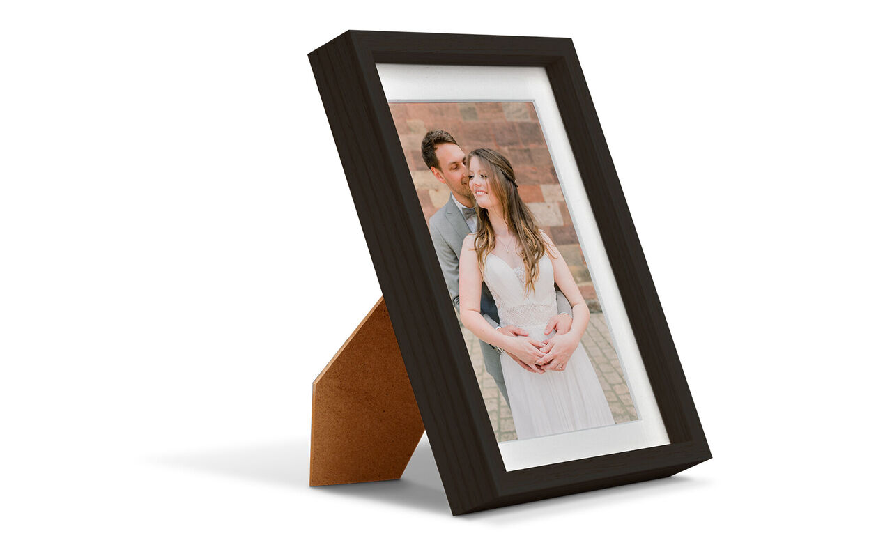 Een prachtig ingelijst foto van een paar in een liefdevolle omhelzing, stralend van geluk en genegenheid.