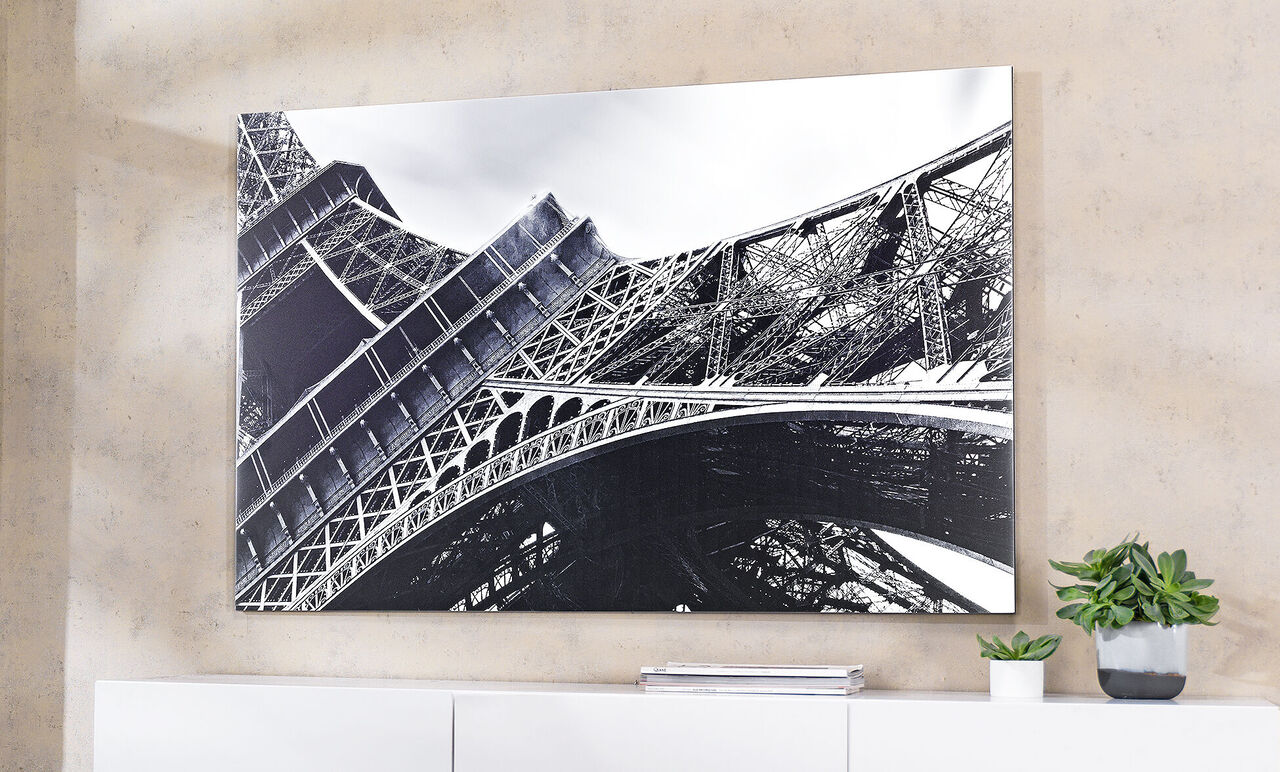 Zwart-witfoto van de Eiffeltoren in Parijs, vanuit een laag perspectief