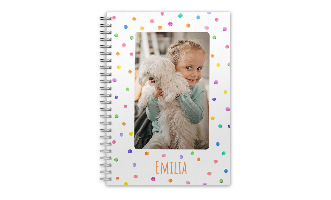 Persoon met hond op een kleurrijk notitieboek.