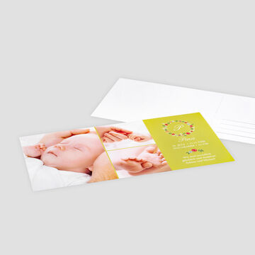 Een persoonlijke kaart met een babyfoto en kleurrijke ontwerpen.