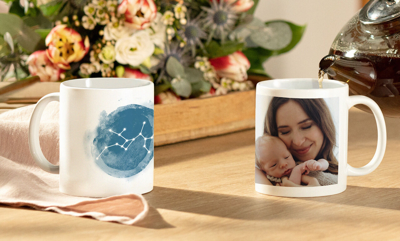Mensen genieten van een mok met een uniek design, omringd door bloemen.
